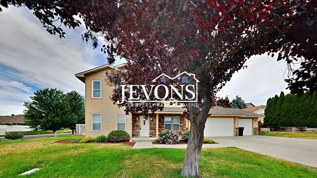 Building Photo - Enjoy this beautiful West Valley home with...