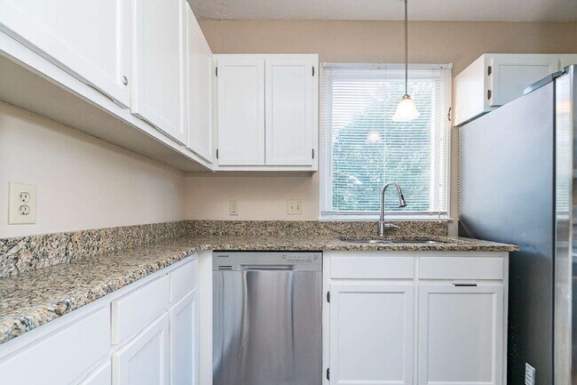 Building Photo - Chic & Cozy Condo in the heart of Raleigh!