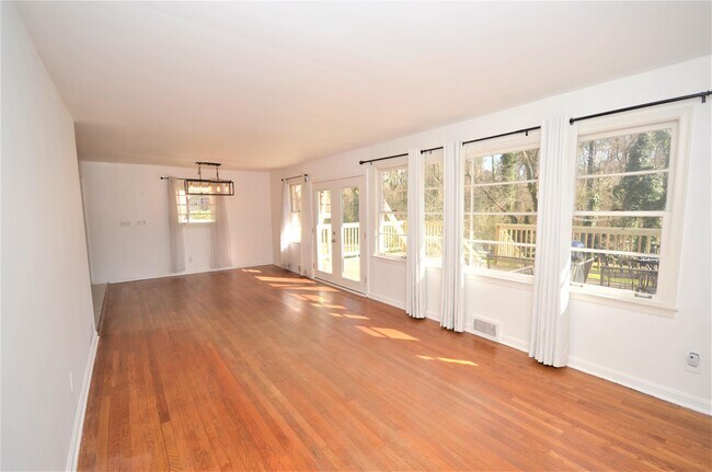 Building Photo - 1009 N Hills Dr