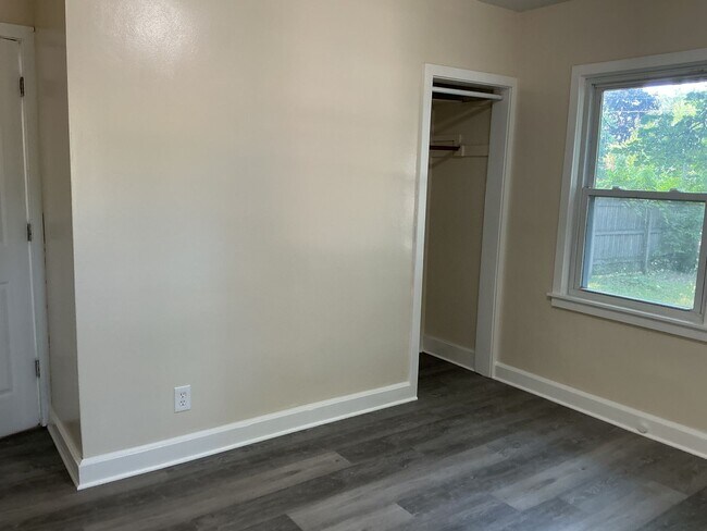 Building Photo - 4 Bedroom Single Family Home