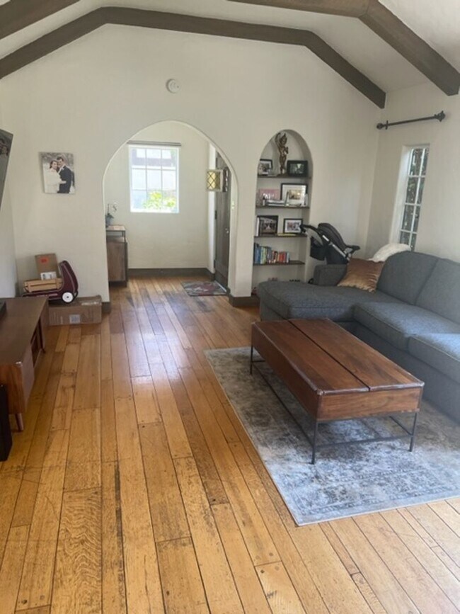 Building Photo - Beautiful, Spacious Rockridge Home!