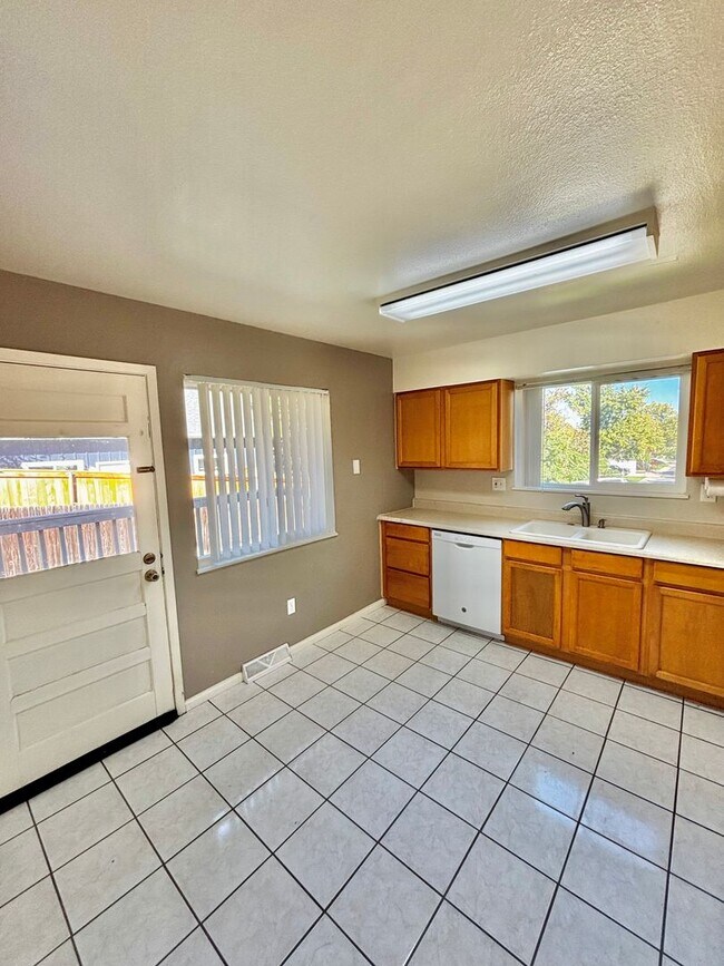 Building Photo - 3512-3512 Holland Ct