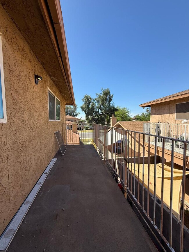 Building Photo - 3302 W Loma Ln