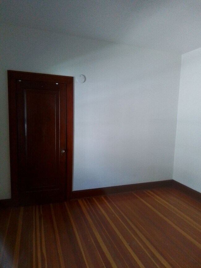 Building Photo - 4 Bedroom close to downtown, bike and walk...