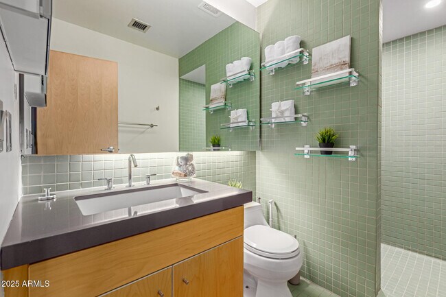 Building Photo - 727 E Portland St