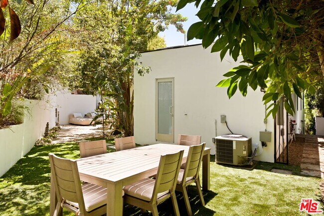 Building Photo - 1516 Forest Knoll Dr