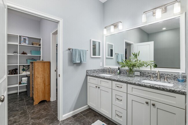Building Photo - Stunning South Pointe 4/3 Home with Solar ...