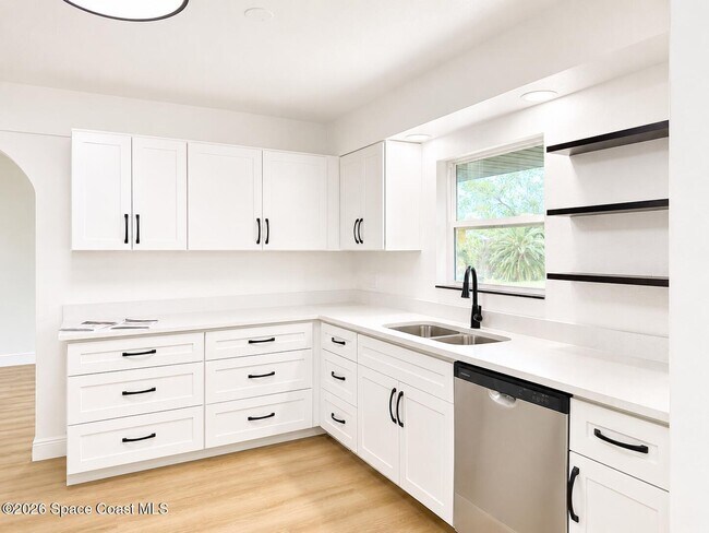 Building Photo - 1231 Mariposa Dr NE