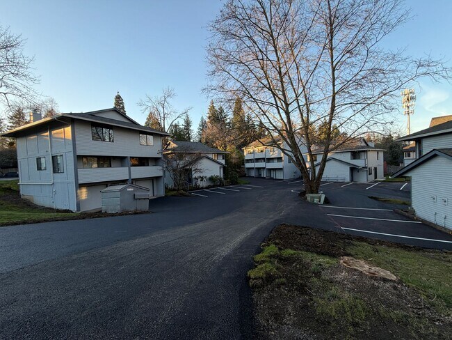 Building Photo - **FREE FIRST MONTH'S RENT** Spacious Townhouse in the Heart of Garden Home~ New LVP Flooring~ Was...