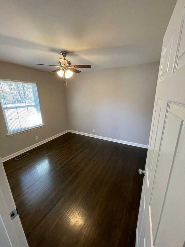 Building Photo - Renovated 1950's 3 Bedroom Home For Rent!