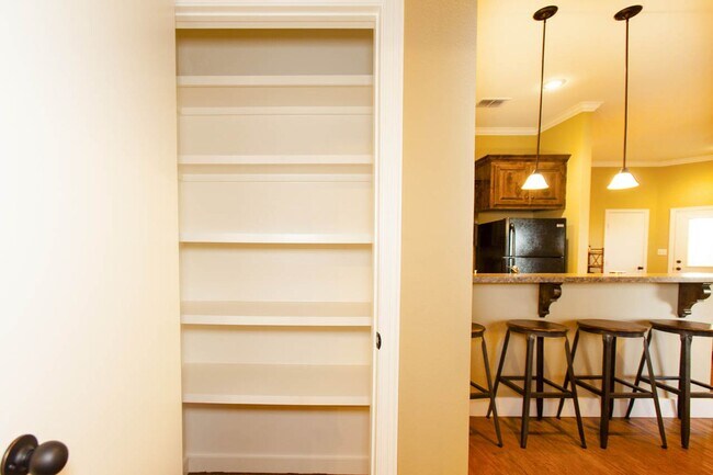 Building Photo - Stunning 3 Bedroom 2 Bath Duplex in West Tyler!