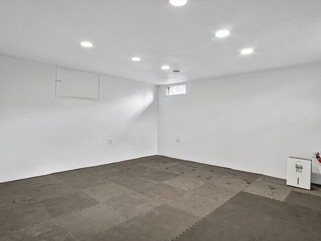 Building Photo - 33 Vanderbilt Pl