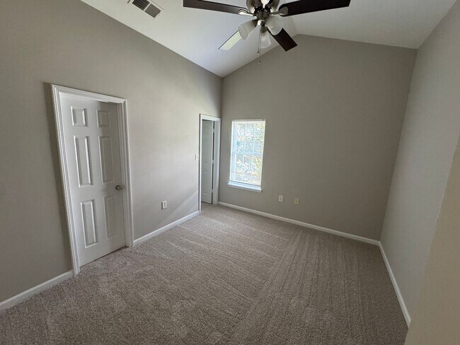 Building Photo - 5819 Hamilton Oaks Dr