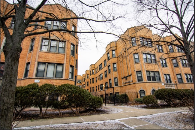 Building Photo - 3 bedroom in Chicago IL 60644