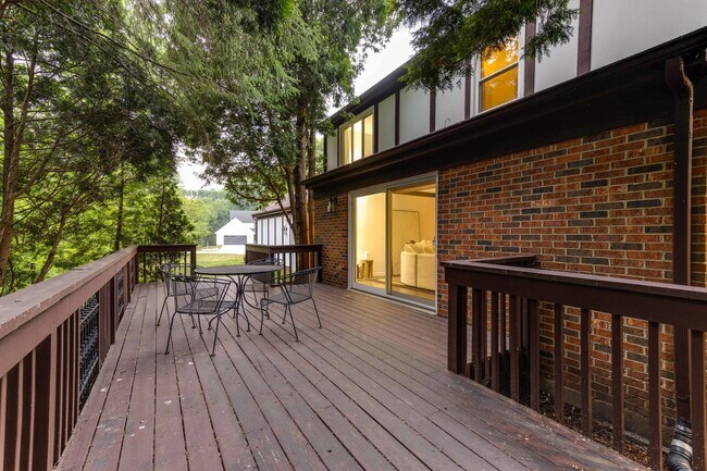 Building Photo - 1441 Lawrence Ave