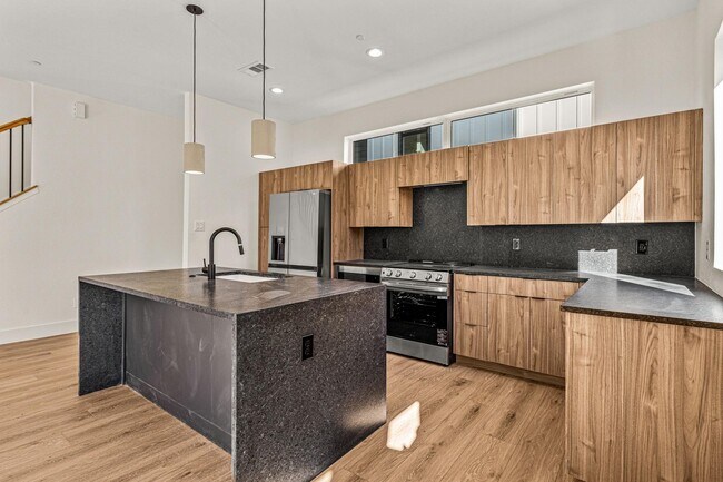 Building Photo - 2206 Arroyo Ave