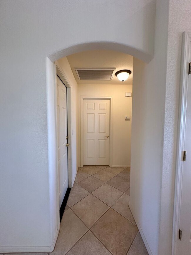 Building Photo - Beautiful 3 Bed / 2 Bath Home Backing to Cerbat Cliffs Golf Course!