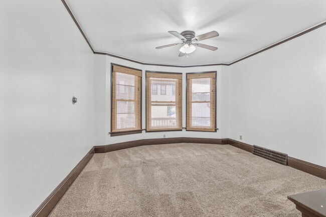 Building Photo - 928 E Locust St