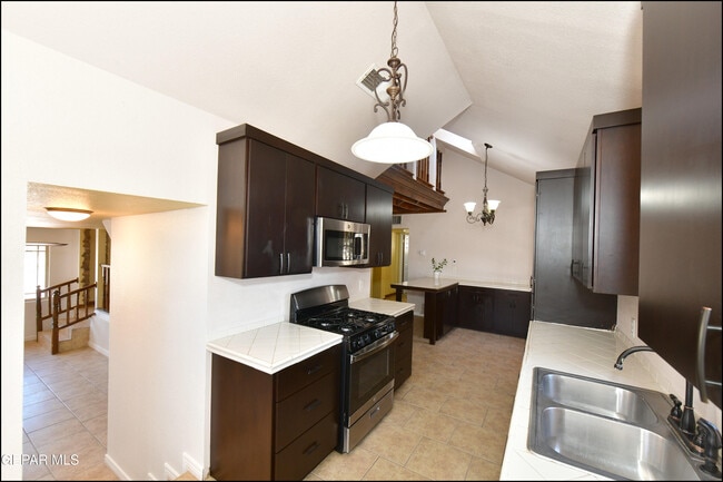 Building Photo - 908 Bolivia St