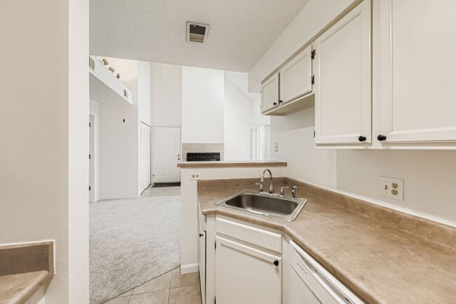 Building Photo - Large One Bed plus Office Condo