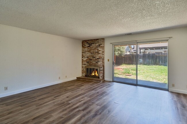 Building Photo - 3 Bedroom Home with Fireplace and LVP Flooring & 2-Car Garage!