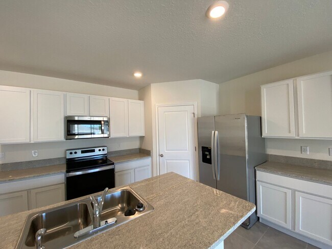 Building Photo - Lake Diamond-North - 4/2/2 *Available Now*...