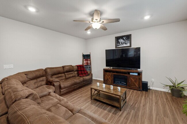 Building Photo - Beautiful 4-Bedroom Home on Blue Lunar Lan...