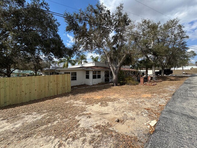 Building Photo - 630 N Crooked Lake Dr