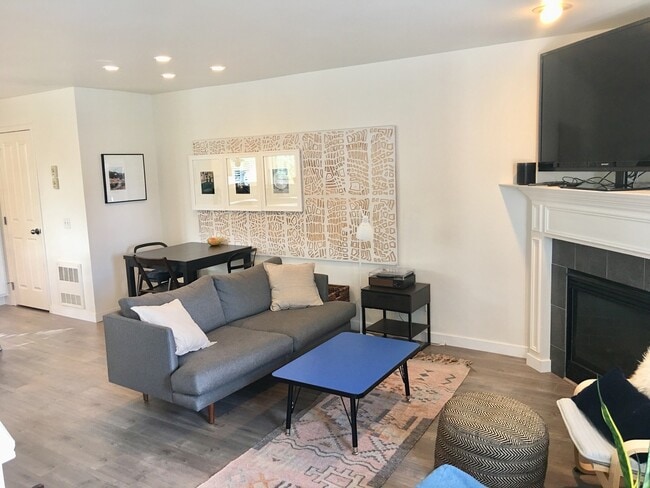 Building Photo - Stylish Townhome in Broadview