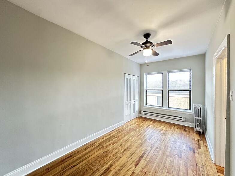 Building Photo - 4644 N Paulina St