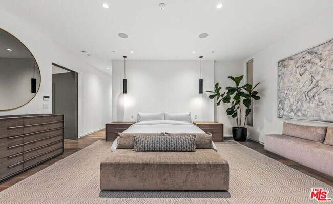 Building Photo - 727 N Beverly Glen Blvd