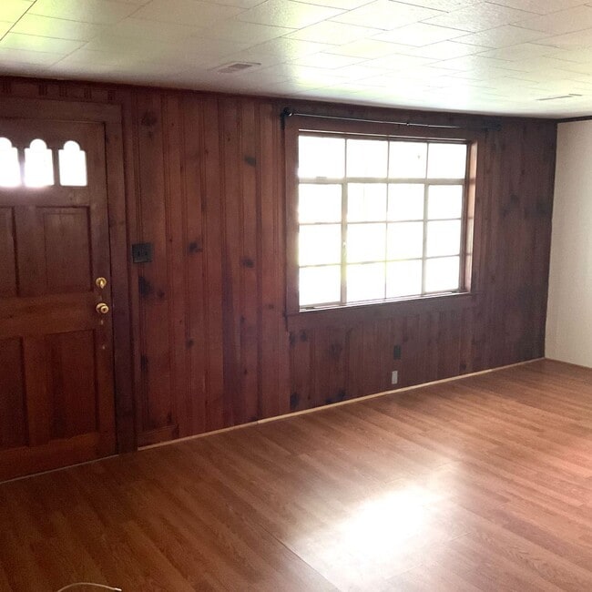 Building Photo - Farm house with 3 bedrooms, 1 1/2 baths