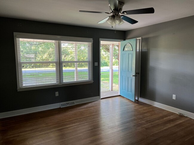 Building Photo - 3 bedroom 1 bath house & 1 car Garage