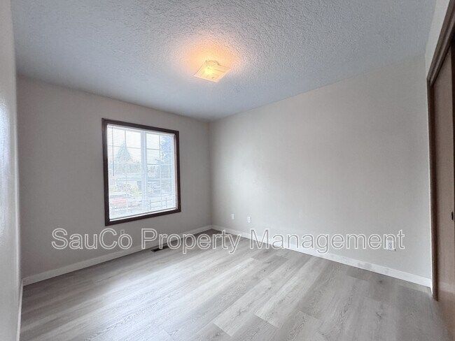 Building Photo - 324 SE 30th Ave