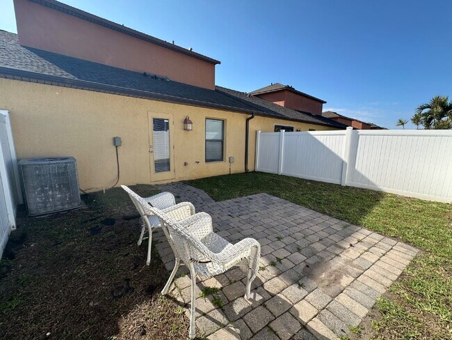 Building Photo - Beautiful Townhome
