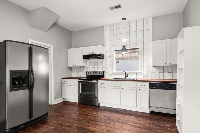 Building Photo - Located in the heart of Cleveland Park, this charming home has it all!