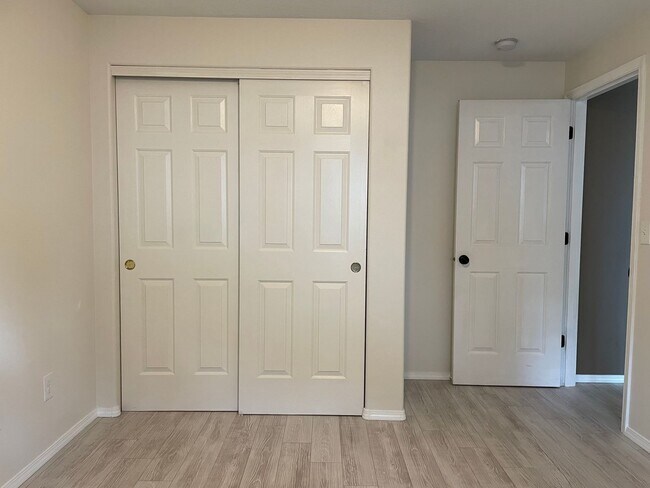 Building Photo - HALF MONTH FREE OF RENT Spacious 5 Bedroom Home! Granite Counters! Pet friendly! Tons of Room for...