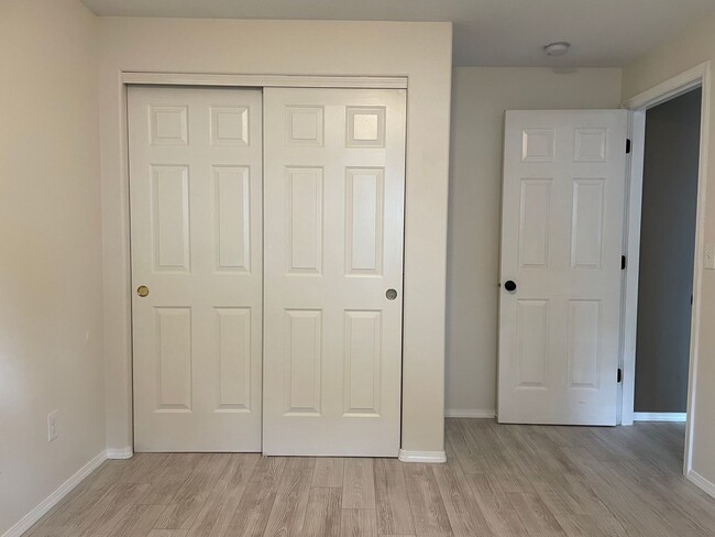 Building Photo - Spacious 5 Bedroom Home! Granite Counters! Pet friendly! Tons of Room for Entertaining!