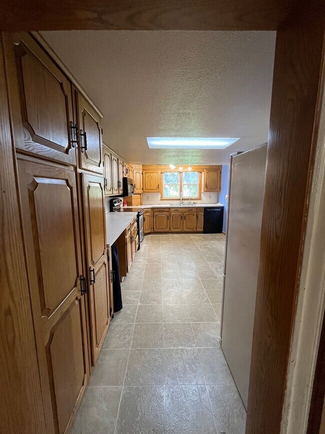 Building Photo - Spacious 4-5 Bedroom, 1.5 Bathroom 2-Story...