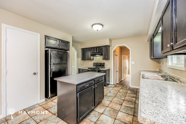 Building Photo - Spacious 4 Bedroom Brick Home