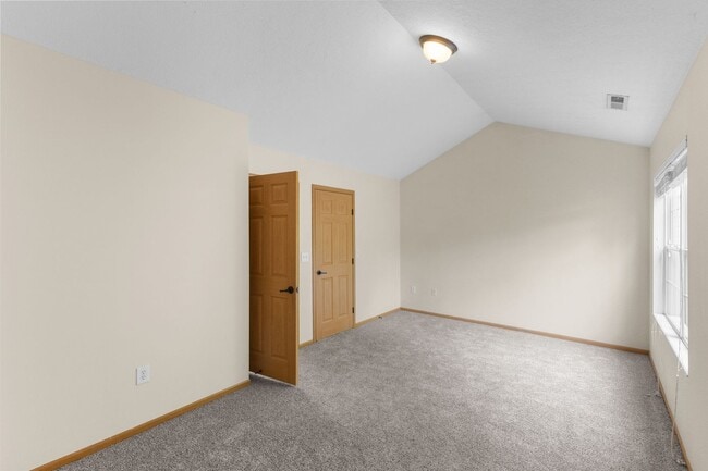 Building Photo - Modern 2-Bed Townhome with Vaulted Master & Private Deck – Prime Columbus Location!