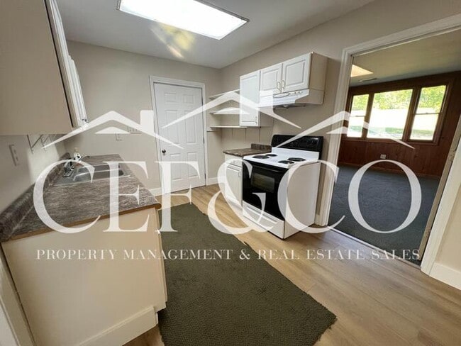 Building Photo - Adorably renovated 3 bedroom now available in Woodruff!
