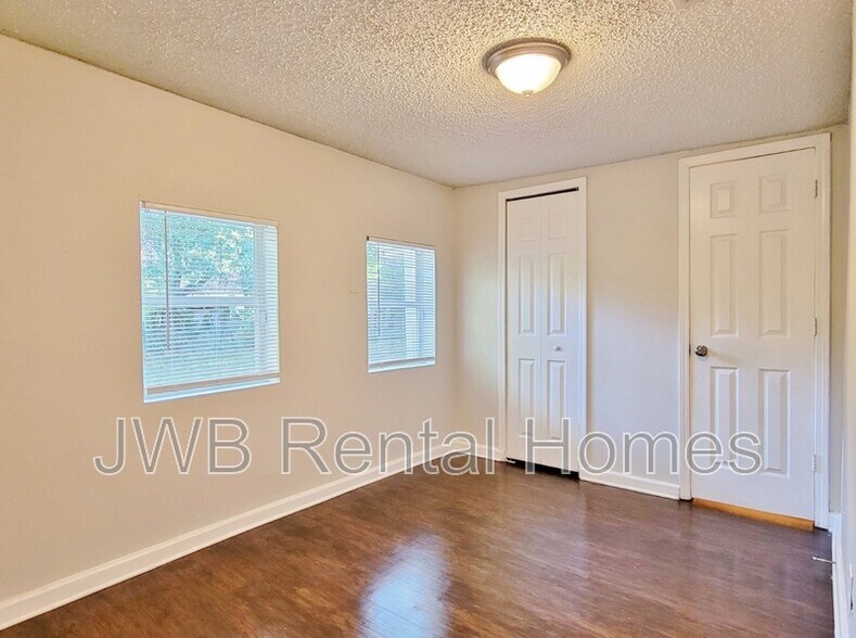 Building Photo - 8811 Eaton Ave