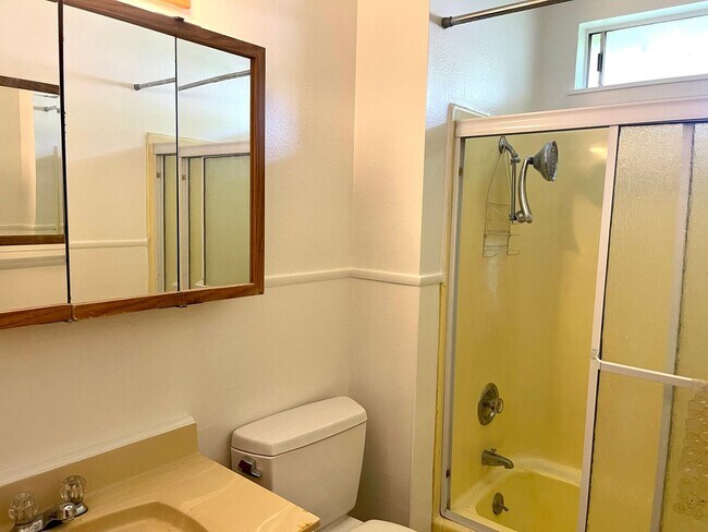 Building Photo - One level 2 bedroom duplex in Forestville! Near downtown!