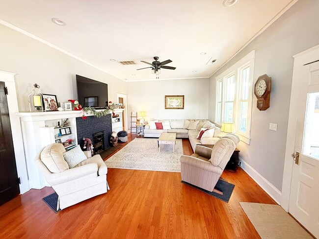 Building Photo - 205 Russell St