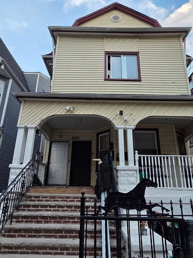 Building Photo - 3rd FL apt with private entrance, off St. parking available, heat included