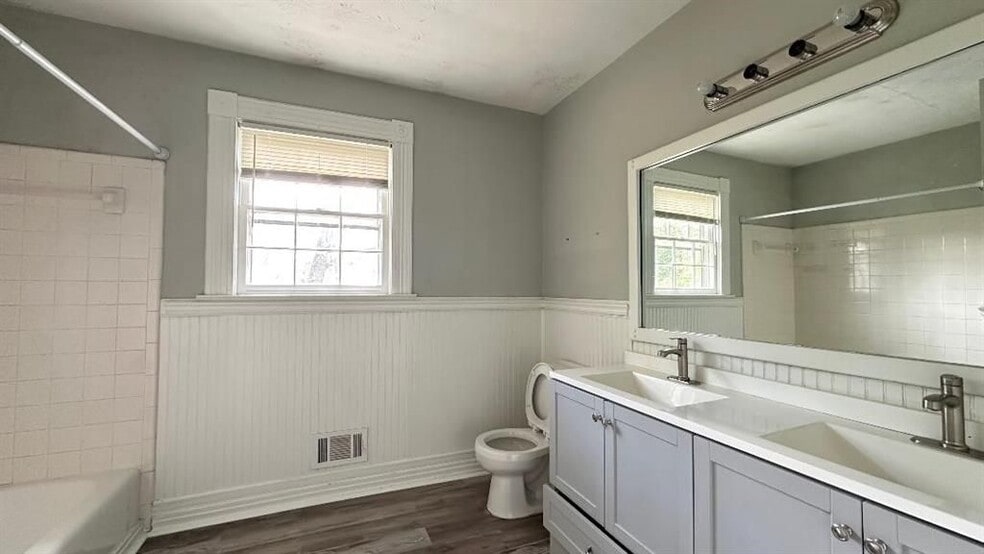 Building Photo - 1626 Isham Dr