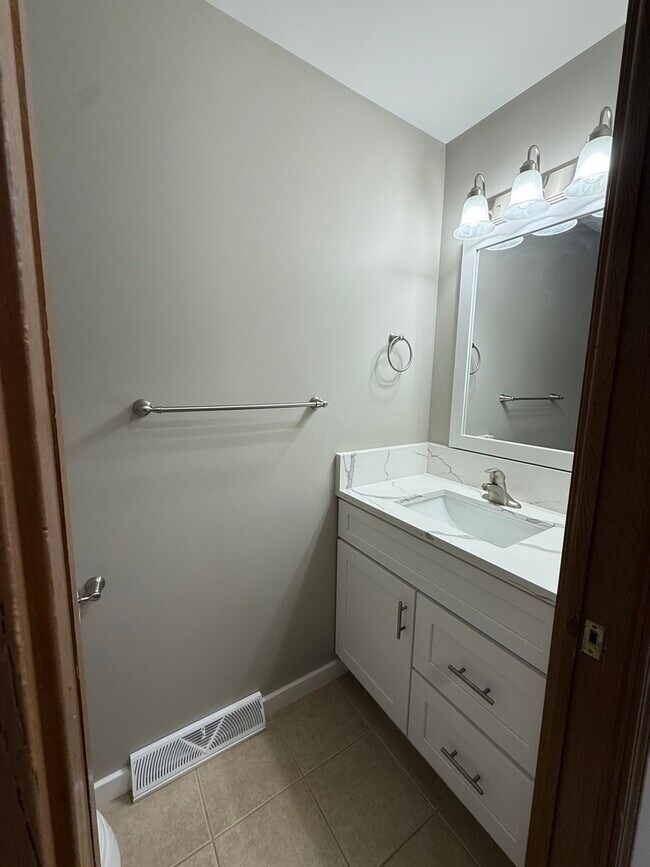 Building Photo - 53 Spuhler Dr