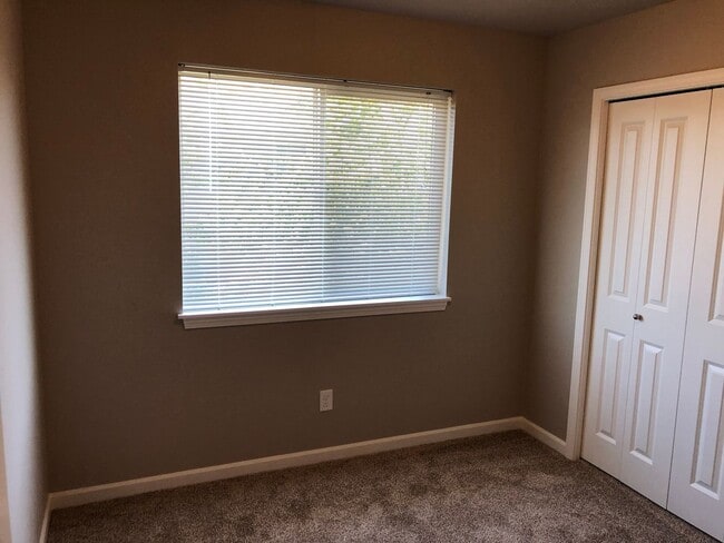 Building Photo - Newer 4 bed 2.5 bath duplex