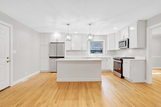 Building Photo - 1101 E Pin Oak Dr